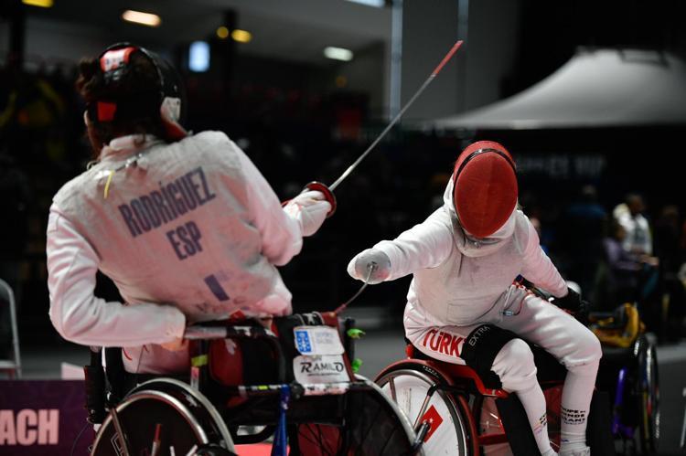 ‘PARALİMPİK OYUNLARINA KATILAN İLK TÜRK KADIN ESKRİMCİ OLACAĞIM’