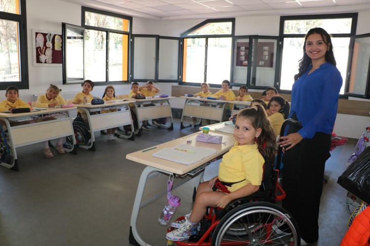 DEFNE OKULA ÇOK HEVESLİ GELİYOR