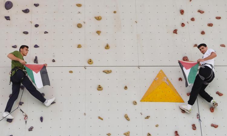 FİLİSTİN BAYRAĞI TIRMANMA DUVARINDA