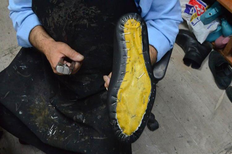 ‘KAMYON LASTİĞİNİ SOYUP, İŞLEYEREK AYAKKABI YAPMAYA BAŞLAMIŞ’