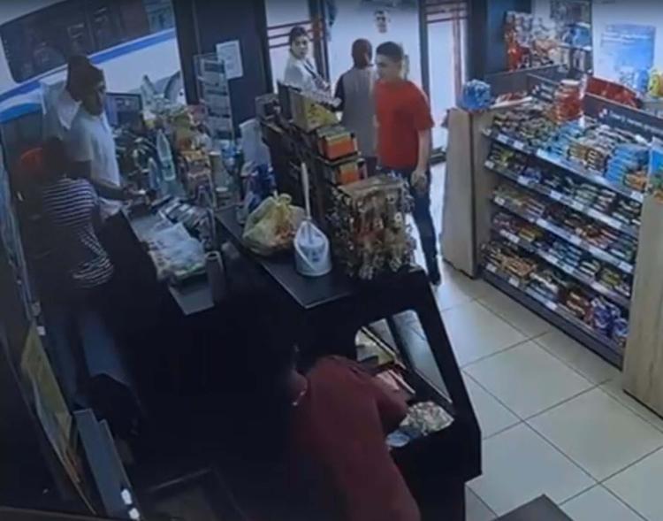 ESKİ EŞİNİ BIÇAKLADIĞI ANLAR KAMERADA