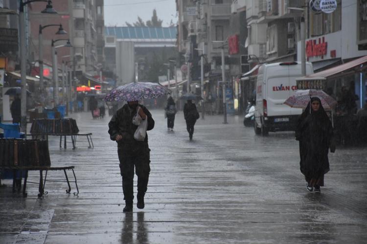 ESNAF, KUM TORBALARIYLA ÖNLEM ALDI