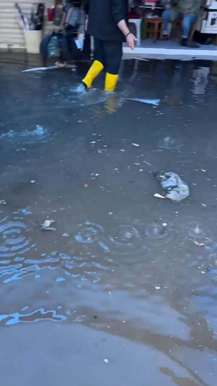 ÇEŞME’DE YOLLAR GÖLE DÖNDÜ