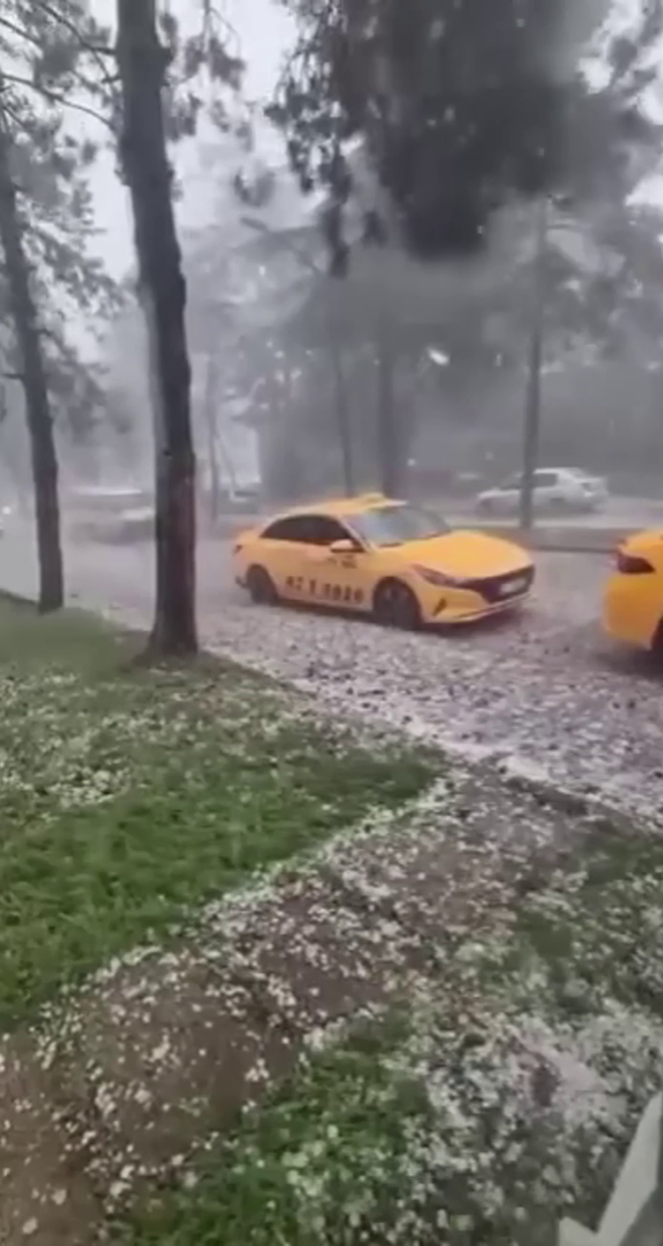 EREĞLİDE DOLU ETKİLİ OLDU, CADDELERİ SU BASTI