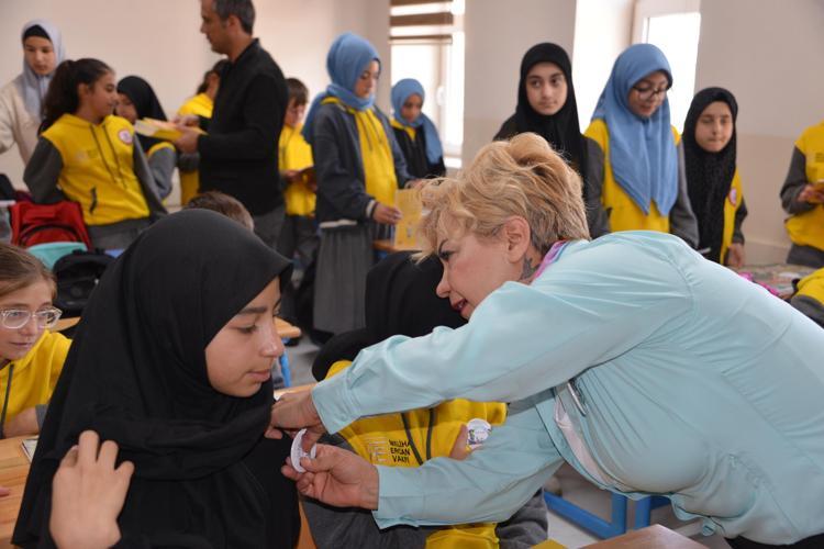 ÖĞRENCİLERE ROZET