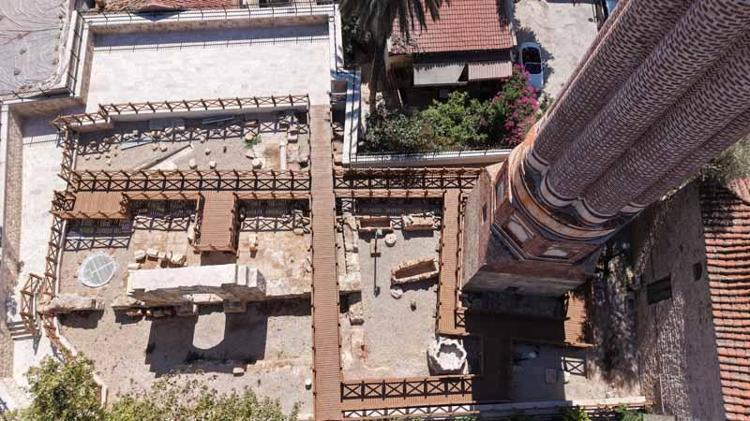 ETRAFINDAKİ MEZARLAR VE TARİHİ ESERLER