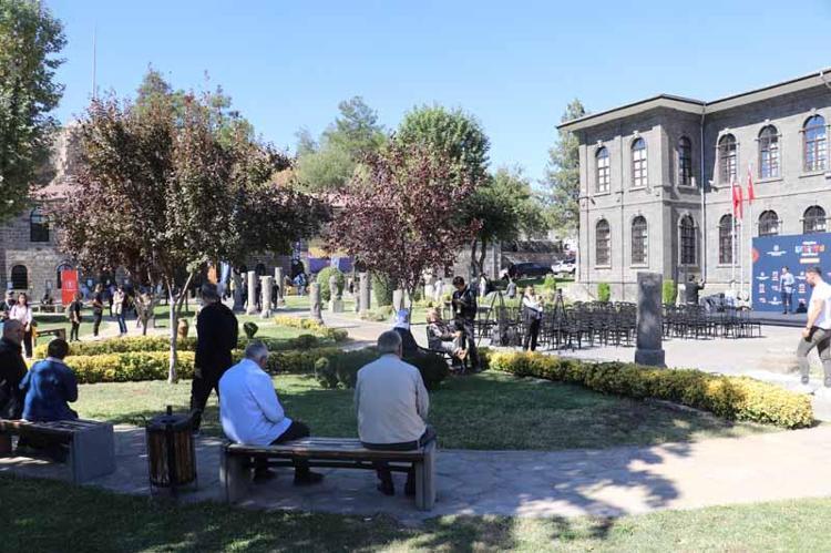 ‘BARIŞIN SESİ DİYARBAKIR’DAN YÜKSELİRSE, YANKISI DÜNYAYA UMUT TAŞIR’