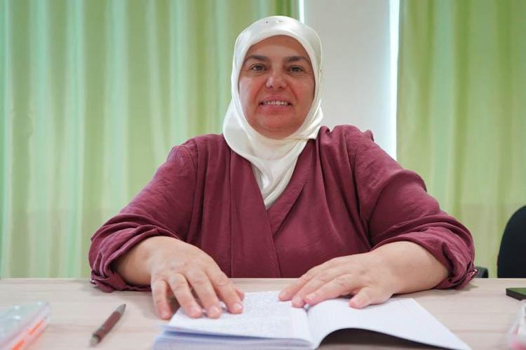 BENİ ABLA GİBİ GÖRÜYOR