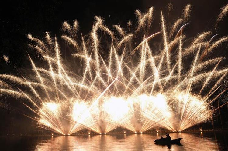 HAVAİ FİŞEK GÖSTERİSİ