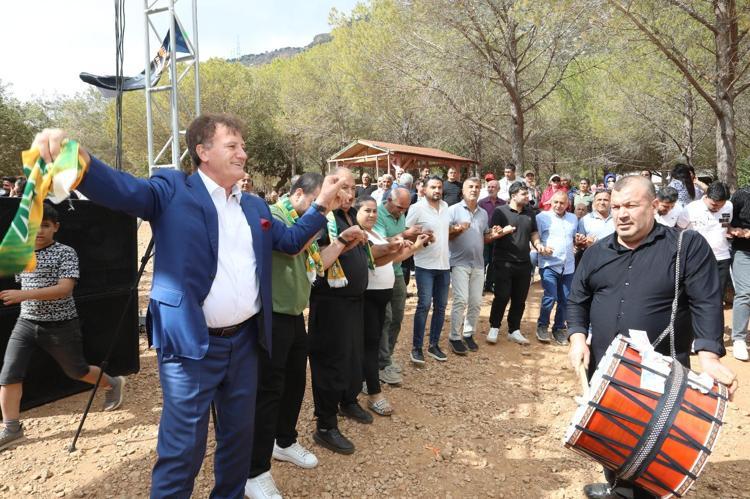 ‘DEPREMİN YARALARINI SARIYORUZ’