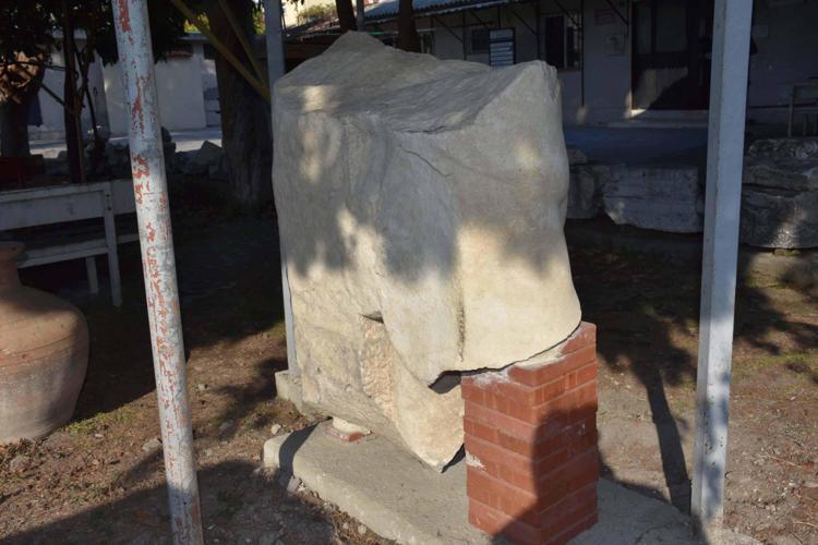 İNSAN ÖLÇEĞİNİN ÜSTÜNDE BOYUTLARA SAHİP BİR HEYKEL