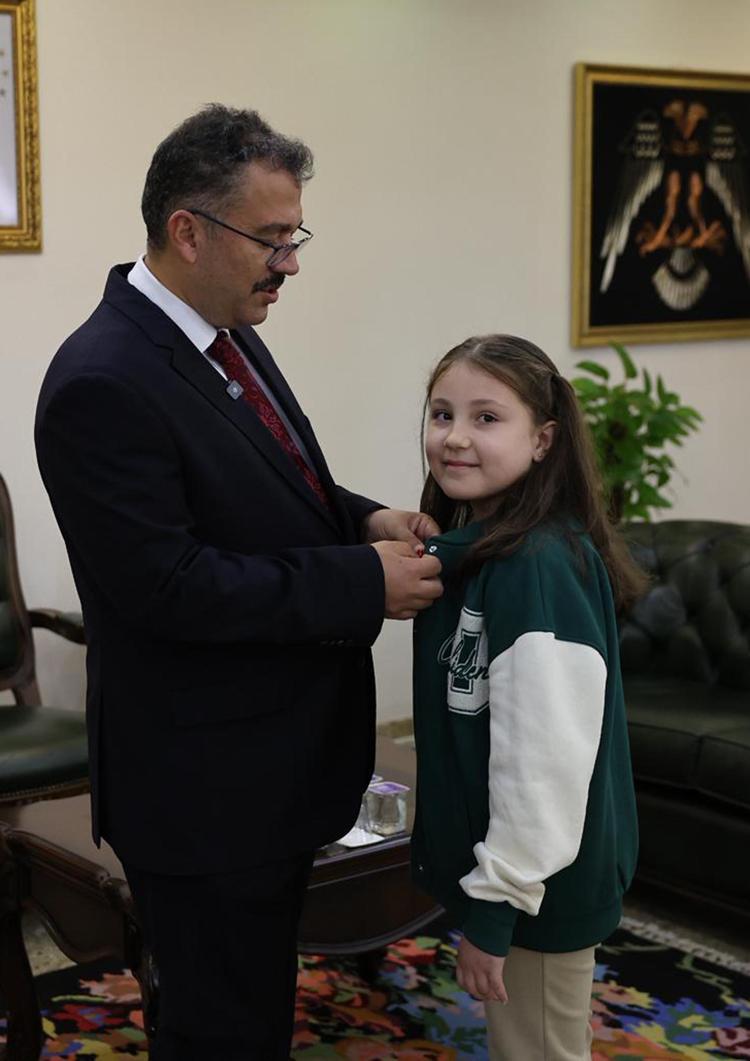 VALİ TURAN ÇEYREK ALTIN İLE ÖDÜLLENDİRDİ