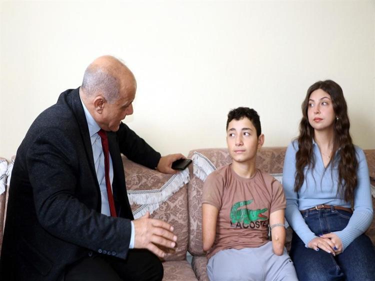 KİTAPLARINI OKUL MÜDÜRÜNÜN ELİNDEN ALDI