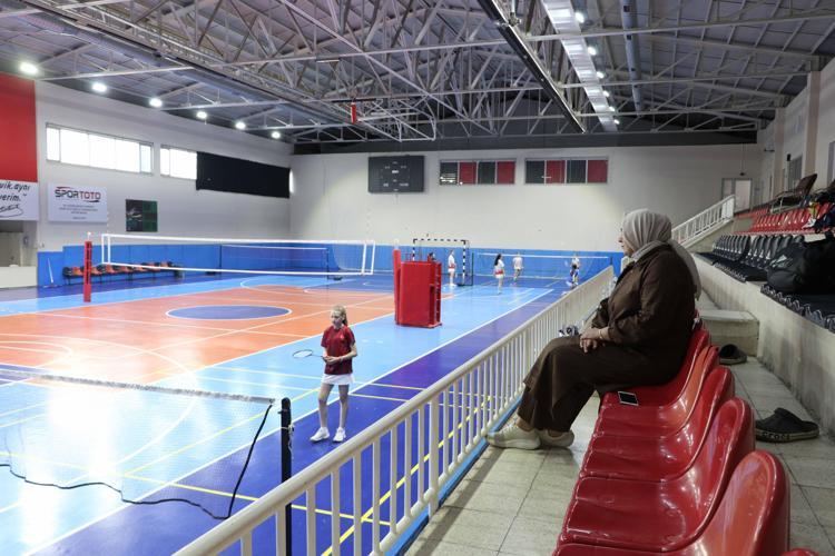 ‘ANTRENÖRÜM MAÇ İÇİN ANNEM İSE MEYVE SUYU İÇMEM İÇİN SESLENİYOR’