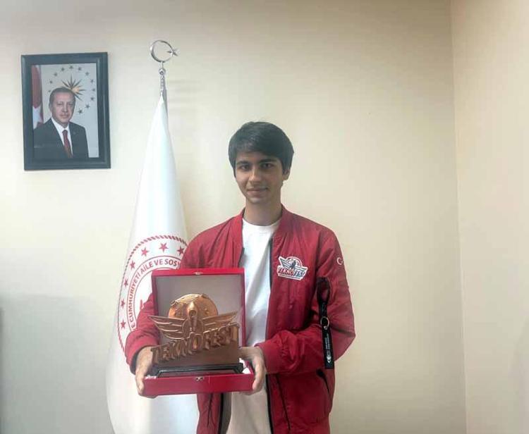 SOLO TÜRKLER, HÜRKUŞLAR ETKİLEDİ