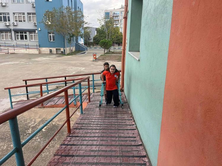 YÜRÜMESİ ÇOK ZORDU ANCAK CEMRE PES ETMEDİ