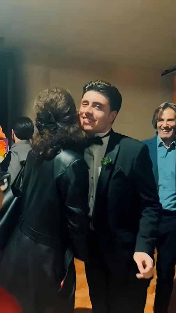 ‘TÜRK MÜZİĞİ EĞİTİMİ ALIYOR VE BAĞLAMA ÇALIYOR’