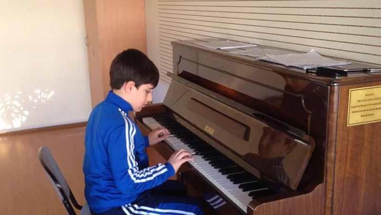 MÜZİKLE İÇ İÇE BİR ÇOCUK