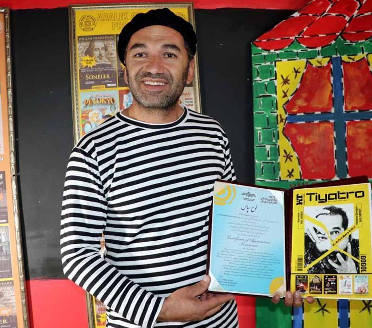 TEK KİŞİLİK OYUNUYLA FESTİVALE KATILDI