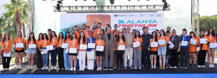 DERECEYE GİREN SPORCULAR ÖDÜLLENDİRİLDİ