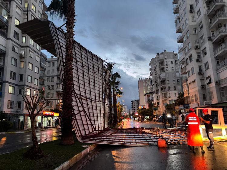 BİNANIN ÇATISI UÇTU