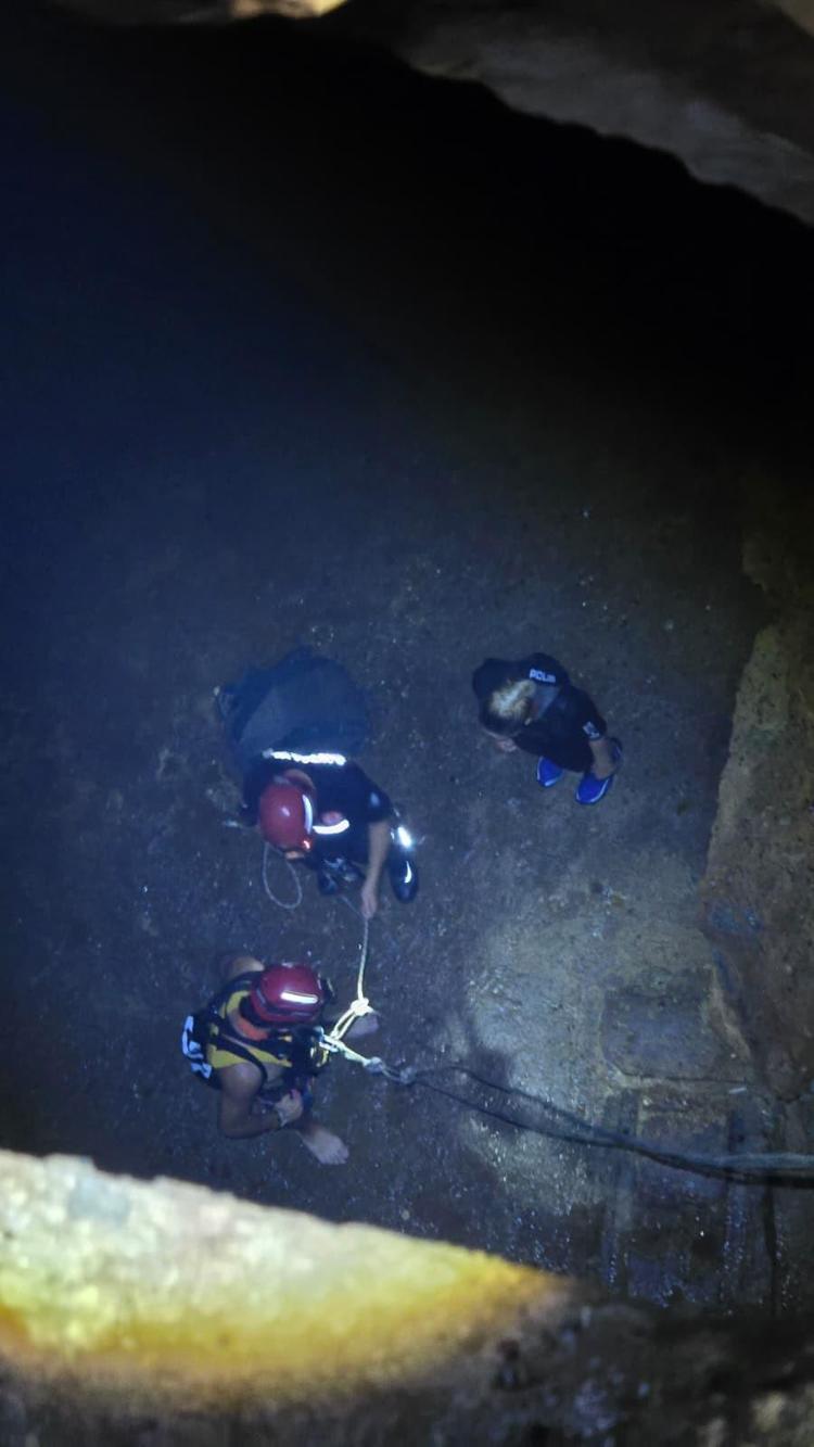 MAĞARADAN HALAT SİSTEMİYLE KURTARILDILAR