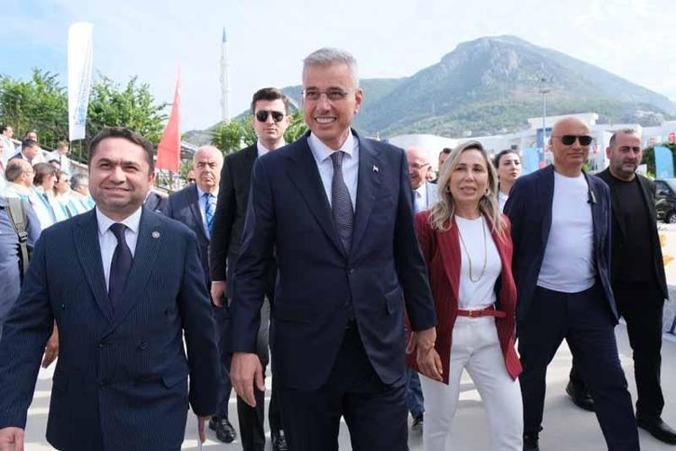 BİLİM İNSANLARINA ÖDÜL, BAKANA SÜRPRİZ HEDİYE