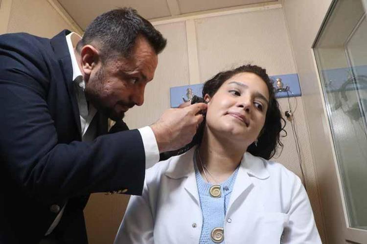 ‘AYNA KARŞISINDA YÜKSEK SESLE SÜREKLİ KİTAP OKUDUM’