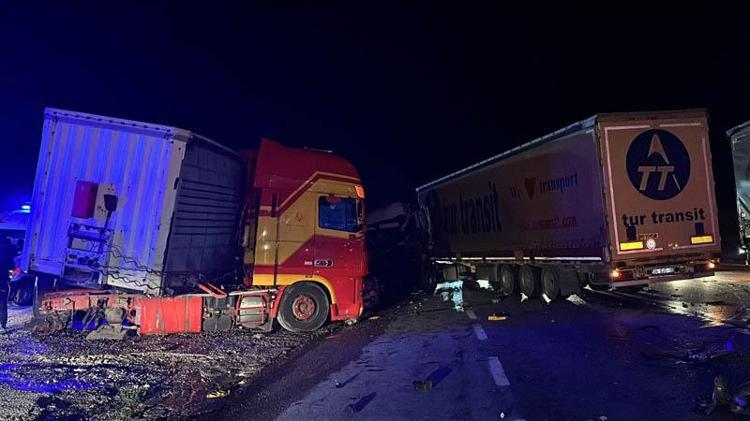 HIZINI ALAMAYAN TIR, BAŞKA TIRLA ÇARPIŞTI