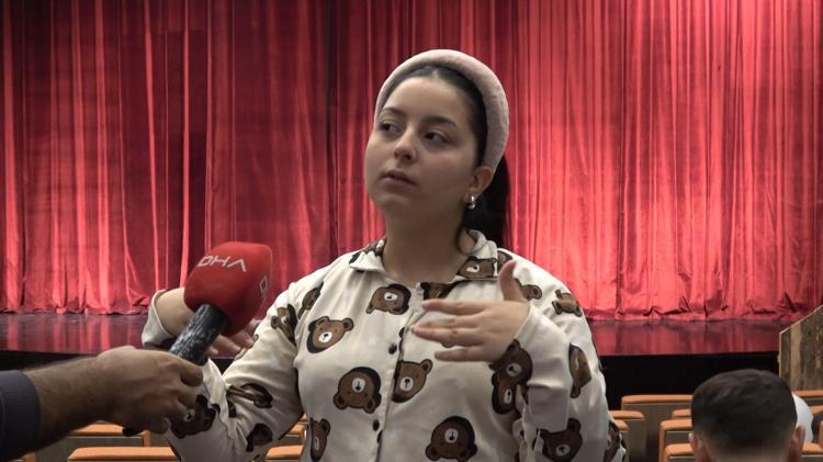 BU TİYATRO ORTAMINI İŞİTME ENGELLİLERİN ANLAŞILMASI İÇİN KURDUK