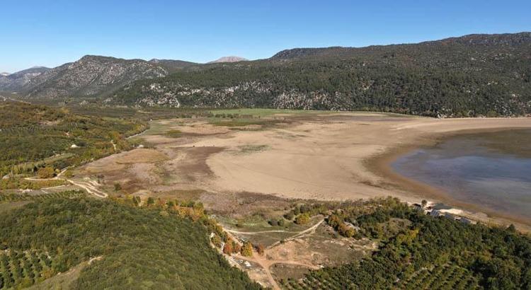 KURAK VE ÇATLAK GÖL ZEMİNİ