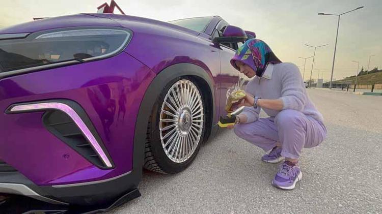 ELİM MORDAN BAŞKA RENGE GİTMİYOR