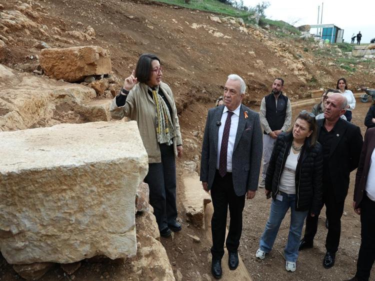 5 BİN KAPASİTELİ BÜYÜK TİYATRO