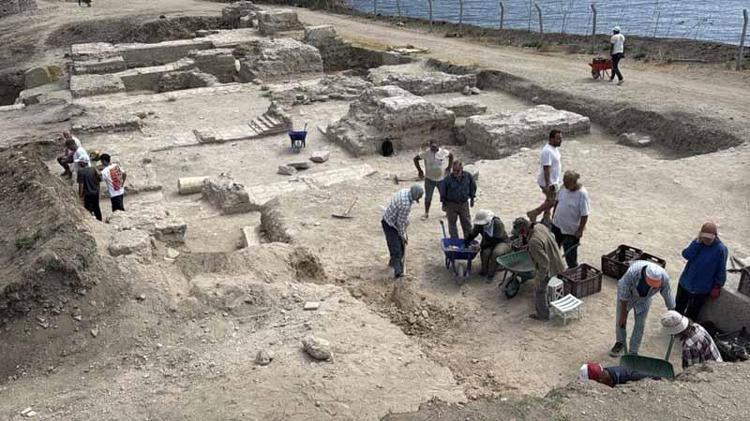 ÇOK UZUN BİR SAHİL ŞERİDİ VAR