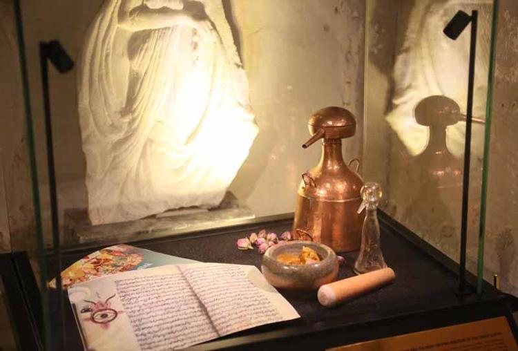 PARFÜMÜN TANRIÇASI SERGİLENİYOR