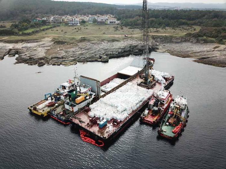 2 BİN 135 TON ALÇI TAHLİYE EDİLİYOR