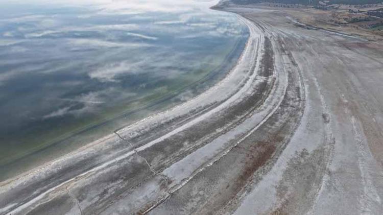 GÖL ARTIK DERİN KISIMLARDAN DA ÇEKİLİYOR