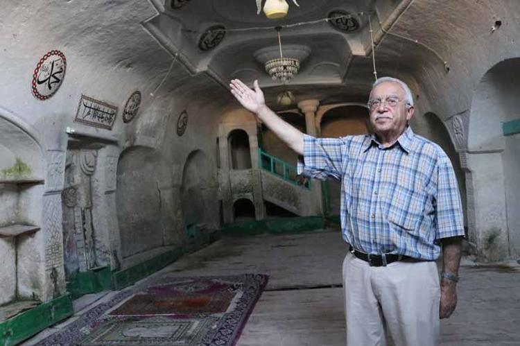 KAYALARI OYUP, BOYAMALARINI DA KENDİ YAPMIŞTIR