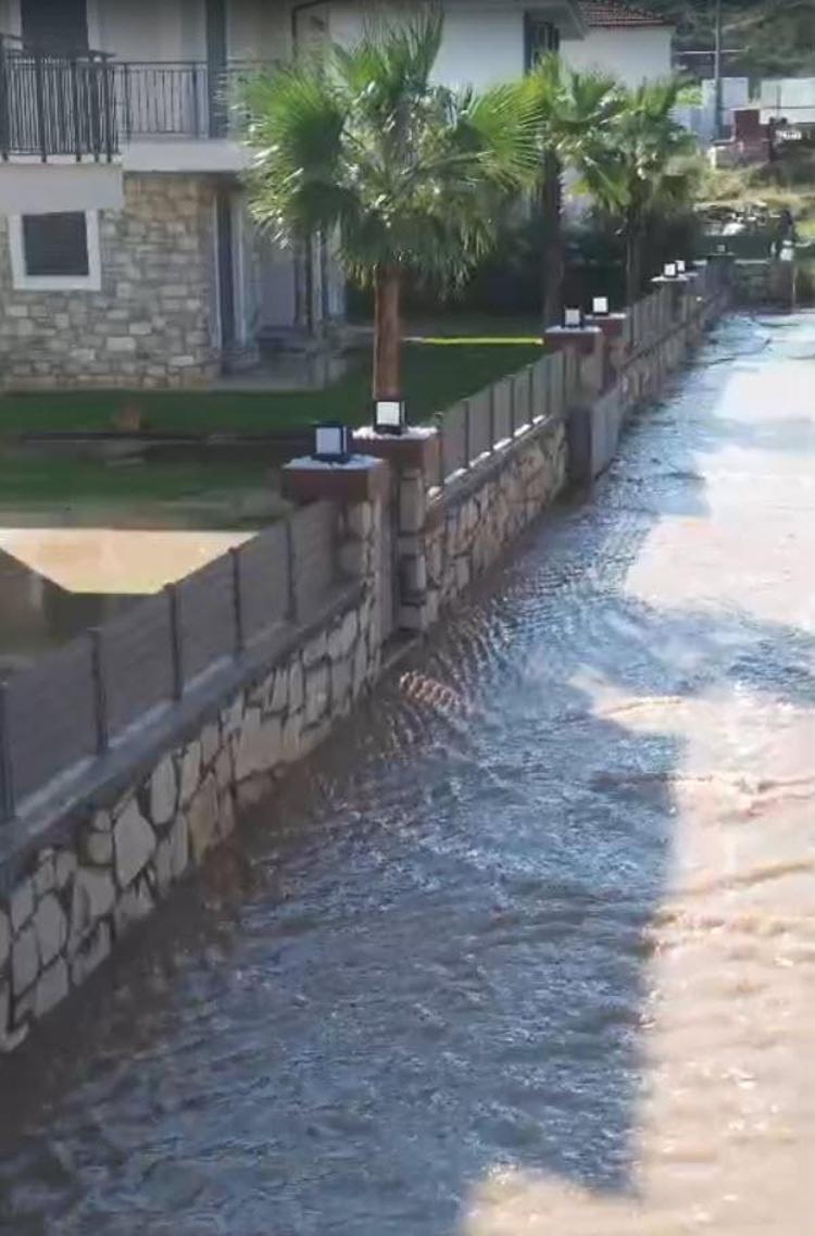 KARABURUNDA DERELER TAŞTI, YOLLAR SUYLA DOLDU