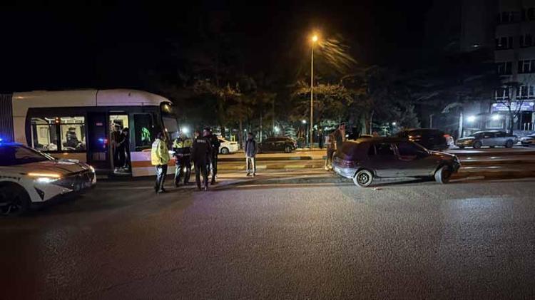 İNSAN GÜCÜYLE OTOMOBİL TRAMVAY YOLUNDAN ÇIKARILRDI