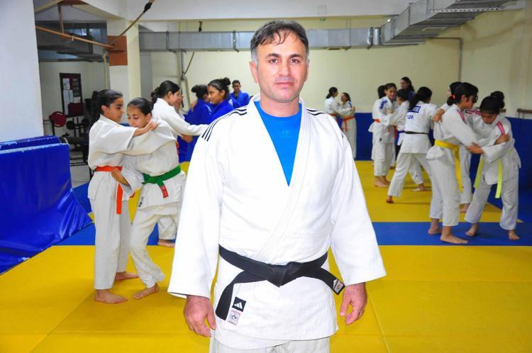 AZMİYLE ÖRNEK OLDU