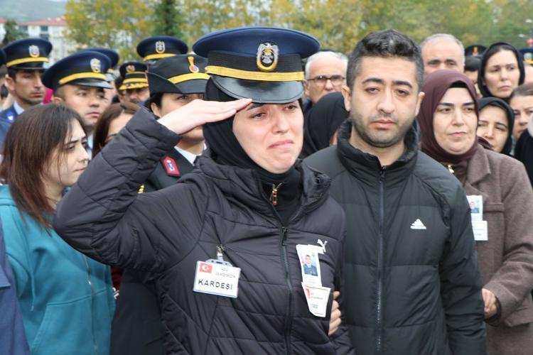 ASKER SELAMI İLE UĞURLADI