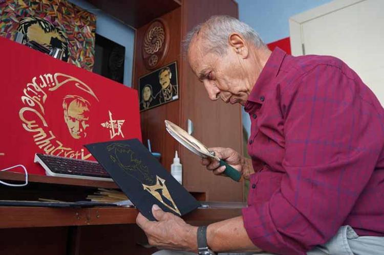 ESERLERİNİ BİRÇOK KİŞİYE HEDİYE ETTİ