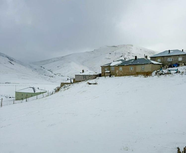 GÜZELDERE GEÇİDİNDE KAR VE SİS ETKİLİ OLDU