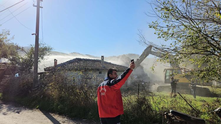 SINDIRGIDA DEPREM FIRTINASI