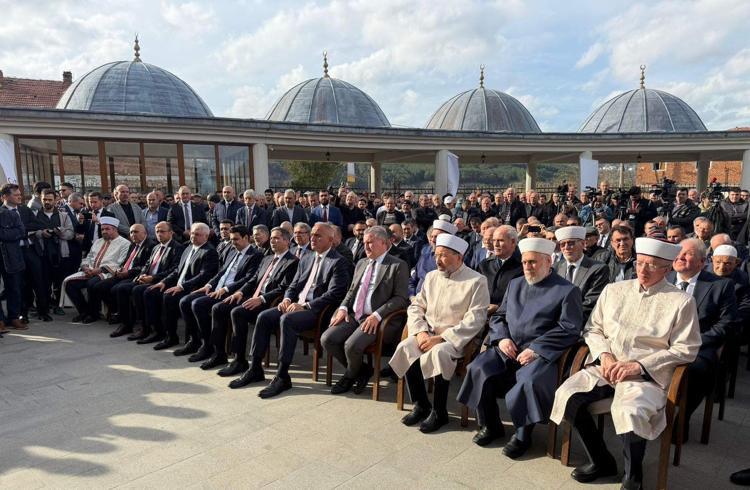 TAM BİR KÜLLİYE NİTELİNDEDİR