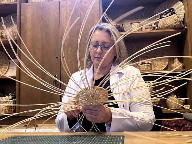 ESASINDA SANATIN HER DALINI YAPIYORMUŞ