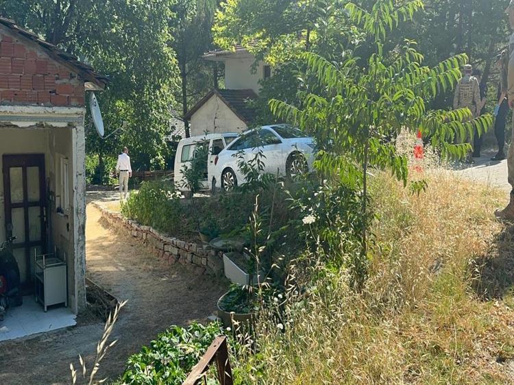 ARACINA BİNİP, GİDEN KARDEŞİNE 5 EL ATEŞ ETMİŞ