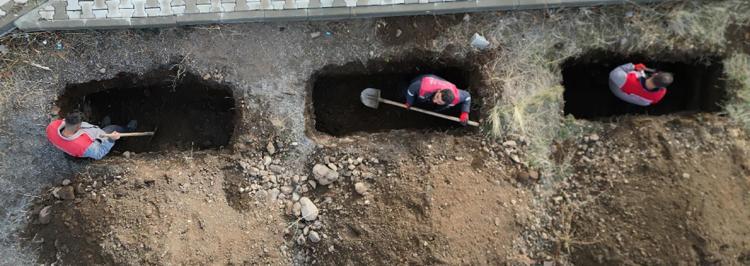 MEZARLIĞA 1 METREYE YAKIN KAR YAKIYOR