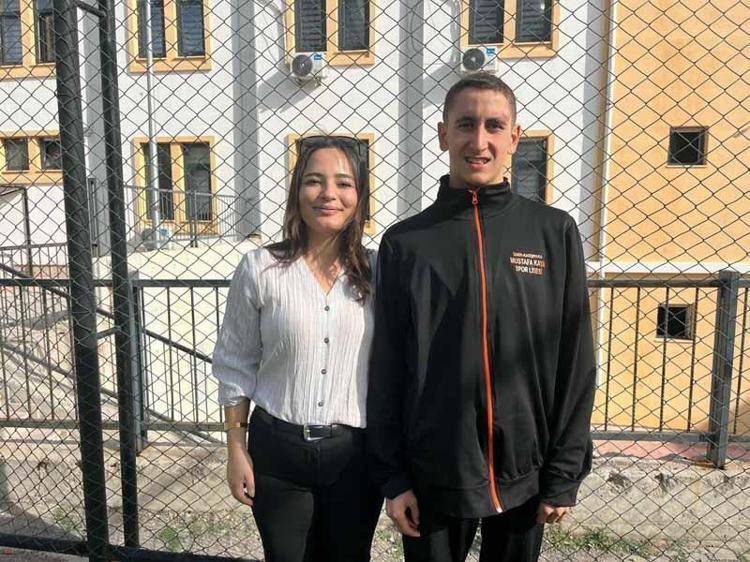 SEVGİ DOLU BİR ÇOCUK